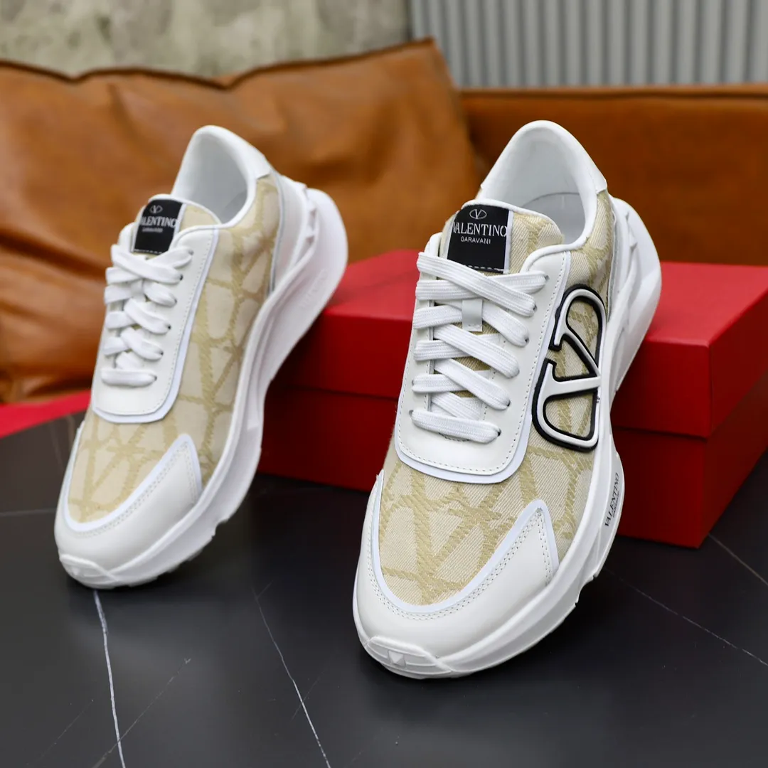 Ex-factory price: 460💰VALENTINO/Valentino 2025s men's latest low-top thick-soled sports shoes are shipped. Made with heavy industry, men's fine casual sports shoes, versatile style. Original leather, rubber lines embellished with geometric segmentation uppers, hand-sewn, novel and fashionable, rubber soles with rivet details on the front and back, VALENTINO GARAVANI LOGO printed on the side, and Valentino Garavani decorative inlay on the tongue. Logo, comfortable, breathable and durable on the feet! Comes with full original packaging! Code number: 38-39-40-41-42-43-44 (45 can be customized)